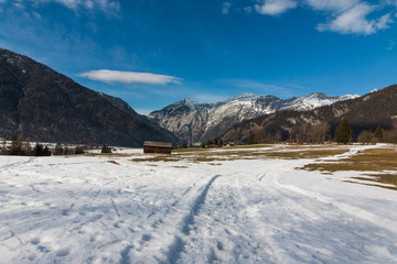 Fototapeta na wymiar Schneeschmelze im Tal, Saalfeldner Becken