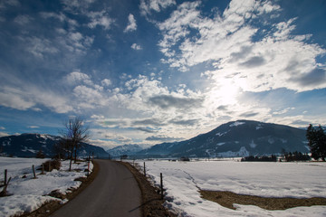 Straße über Feld, Schneeschmelze