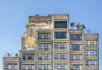 Apartmenthaus in Sydney, Australien. Fassade mit zahlreichen Fenster und einem Poster 