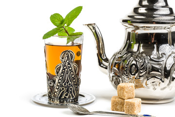 Obraz na płótnie Canvas Traditional Arabic mint tea