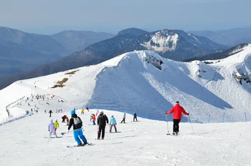  Сочи, горнолыжный курорт Роза Хутор. Люди катаются на горных лыжах и сноубордах © irinabal18