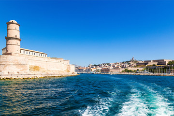 Marseille. Fort van Sint-Jan - aan de linkerkant en fort van Sint-Nicolaas - aan de rechterkant