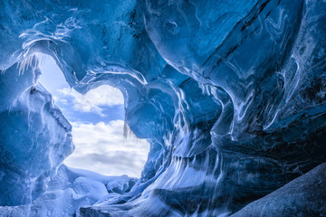 Panele Szklane Podświetlane  Niesamowita jaskinia lodowcowa?