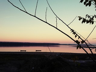 Fototapeta premium Crepuscolo sul fiume