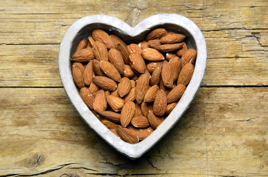 Ametlla አልመንድ Mandle Migdały Mandorle Mandľa Almendra &Alpha;&mu;ύ&gamma;&delta;&alpha;&lambda;&omicron; plod Amandel noot  Amande semeno Mandorla Almond Mandeln 杏仁