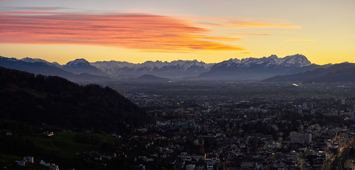 Bregenz mit den Alpen im Hintergrund