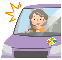 交通事故　運転をする高齢者　女性