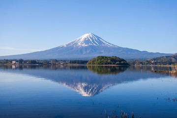 Fototapeta premium Panorama view of Mountain Fuji with reflection at Lake Kawaguchiko in spring season