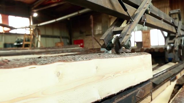Woodworking. Processing of sawn logs on machine