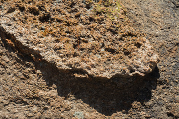 Pedazo de piedra sobresale de la roca.