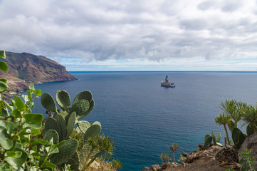 Exploration of new oil and gas wells by drillship