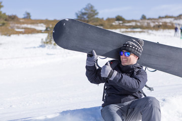 Fototapeta na wymiar Smiling snowboarder with thumb up