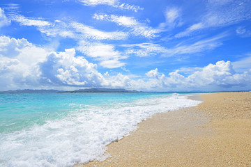 Fototapeta na wymiar 沖縄の美しいビーチと爽やかな空