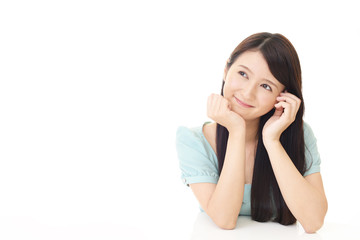 笑顔で寛ぐ女性