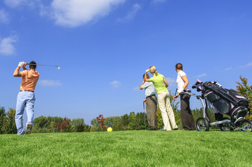 Golfer beobachten den Abschlag