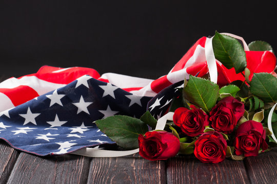 Fototapeta Rose and american flag on wood