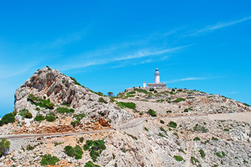 Mallorca, Isole Baleari, Spagna: la scogliera di Cap de Formentor e il faro, il più alto delle isole Baleari con un'altezza focale di 210 metri sul livello del mare, 9 giugno 2012