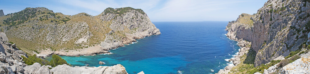 Fototapeta na wymiar Mallorca, Isole Baleari, Spagna: la spiaggia di una baia deserta e la macchia mediterranea maiorchina, 10 giugno 2012