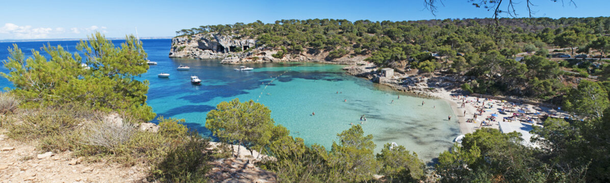Mallorca, Isole Baleari, Spagna: una spiaggia e la macchia mediterranea maiorchina, 10 giugno 2012