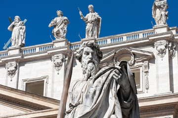 Obraz premium Monuments on the Saint Peter Basilica roof