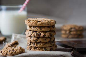 Traditional chocolate chip cookies - obrazy, fototapety, plakaty