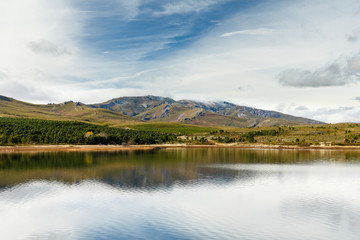 Fototapeta premium Embalse del Valtabuyo y Sierra del Teleno. Tabuyo del Monte, León.