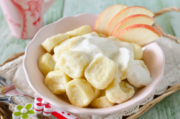 Lazy dumplings of cottage cheese with sour cream and apples