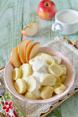 Lazy dumplings of cottage cheese with sour cream and apples