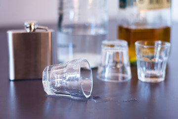 Umgestoßenes Glas, Alkoholmissbrauch