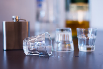 Umgestoßenes Glas, Alkoholmissbrauch