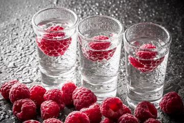Crédence de cuisine en verre imprimé Bar Raspberry vodka glass shot with fruit inside.