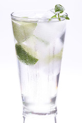 Großes Glas Wasser mit Eiswürfel und Limette