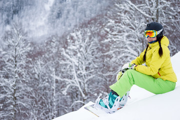 Fototapeta na wymiar Portrait of snowboarder woman