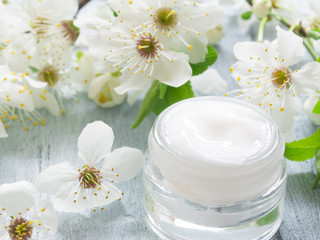 Fototapeta na wymiar natural facial cream with spring blossom, fresh as spring flowers