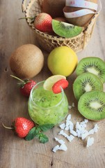 juice kiwifruit with strawberry