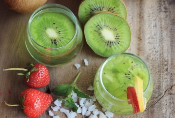 juice kiwifruit with strawberry