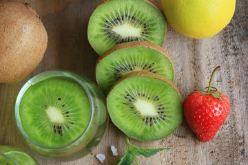 juice kiwifruit with strawberry