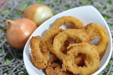 gebackene Zwiebelringe hausgemacht und knusprig