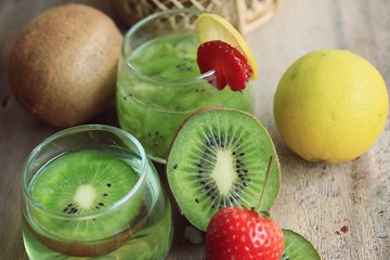 Fototapeta na wymiar juice kiwifruit with strawberry