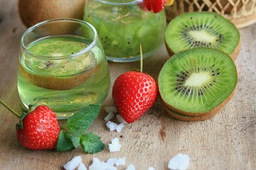 juice kiwifruit with strawberry