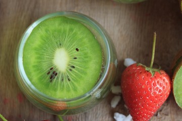 juice kiwifruit with strawberry