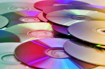 Discos de DVD esparcidos.