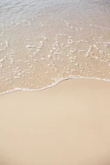 Foto op Plexiglas Beige Zachte golf van de zee op het zandstrand