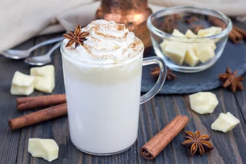 Photo sur Plexiglas Chocolat Chocolat blanc chaud, décoré de crème fouettée et de cannelle.