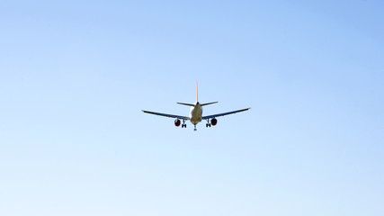 Fototapeta na wymiar Avión comercial en vuelo