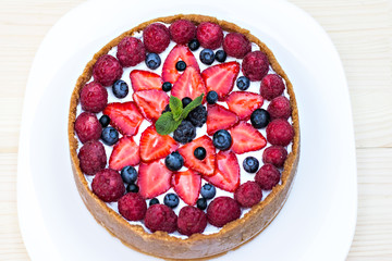 Cheesecake with fresh berries o the table