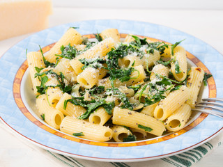 Rigatoni with arugula and chia