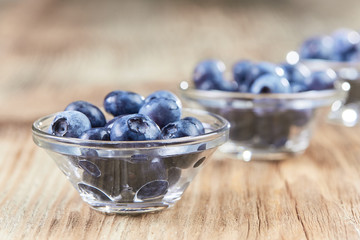 Superfood Heidelbeeren in einer Glasschale