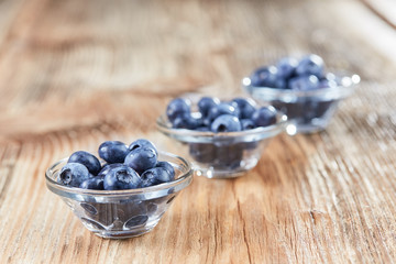 Superfood Heidelbeeren in einer Glasschale
