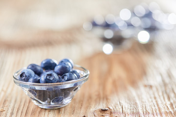 Superfood Heidelbeeren in einer Glasschale